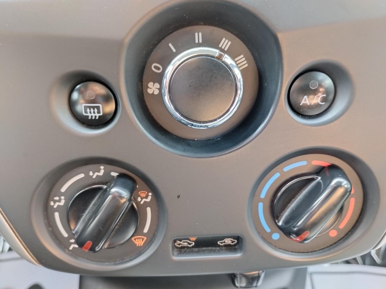 Nissan Versa 4dr Sdn CVT 1.6 SV 2016