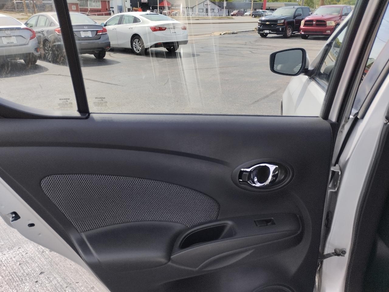 Nissan Versa 4dr Sdn CVT 1.6 SV 2016