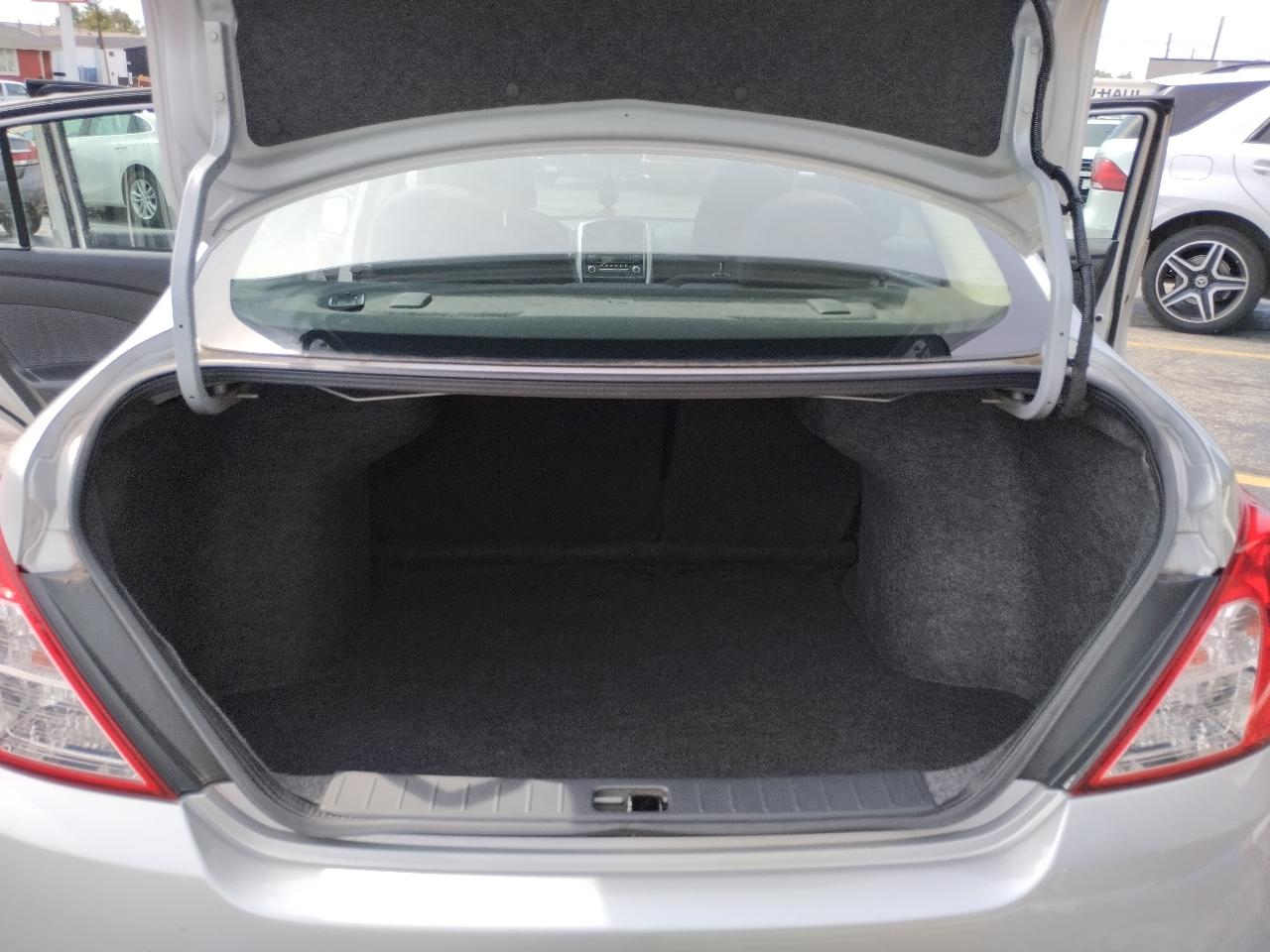 Nissan Versa 4dr Sdn CVT 1.6 SV 2016