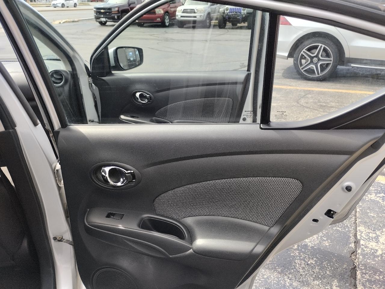 Nissan Versa 4dr Sdn CVT 1.6 SV 2016