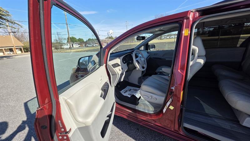 Toyota Sienna LE FWD 8-Passenger V6 2013