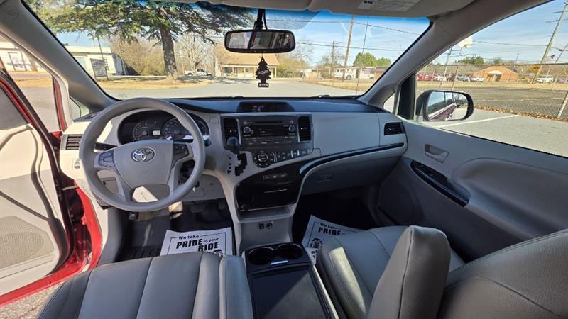 Toyota Sienna LE FWD 8-Passenger V6 2013