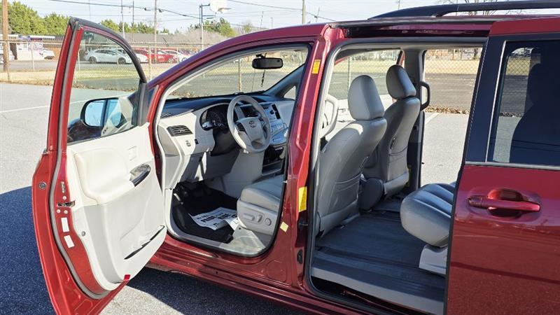 Toyota Sienna LE FWD 8-Passenger V6 2013