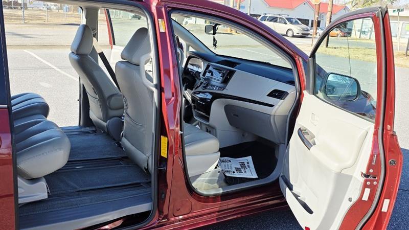 Toyota Sienna LE FWD 8-Passenger V6 2013