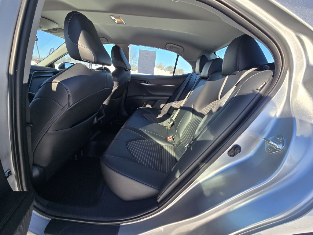 Toyota Camry SE Auto (Natl) 2021