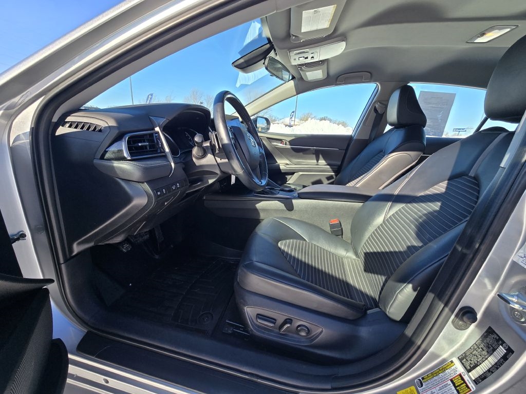 Toyota Camry SE Auto (Natl) 2021