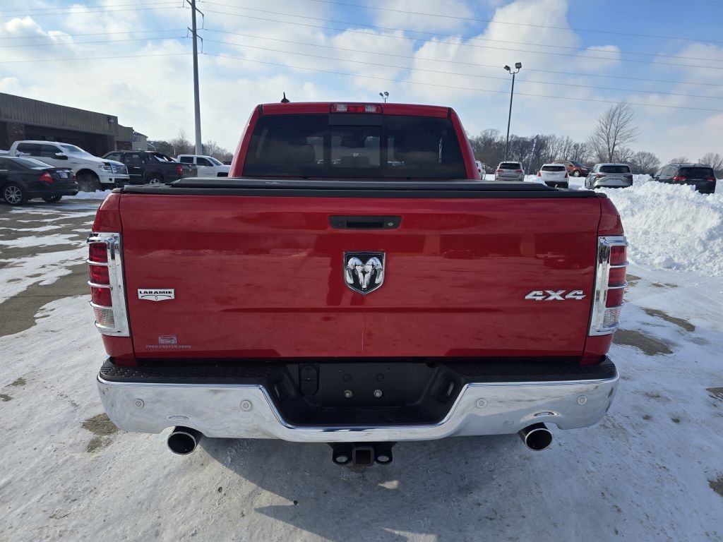 RAM 1500 4WD Crew Cab 140.5" Laramie 2015