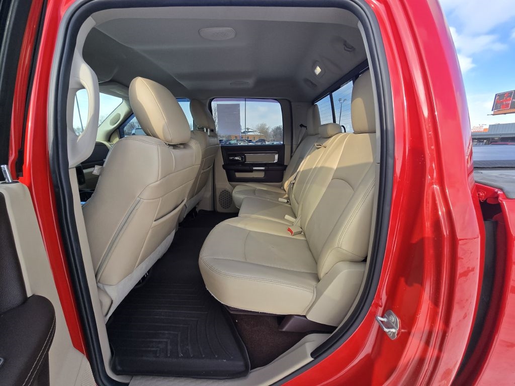 RAM 1500 4WD Crew Cab 140.5" Laramie 2015