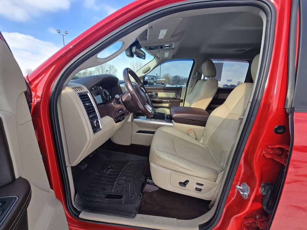 RAM 1500 4WD Crew Cab 140.5" Laramie 2015