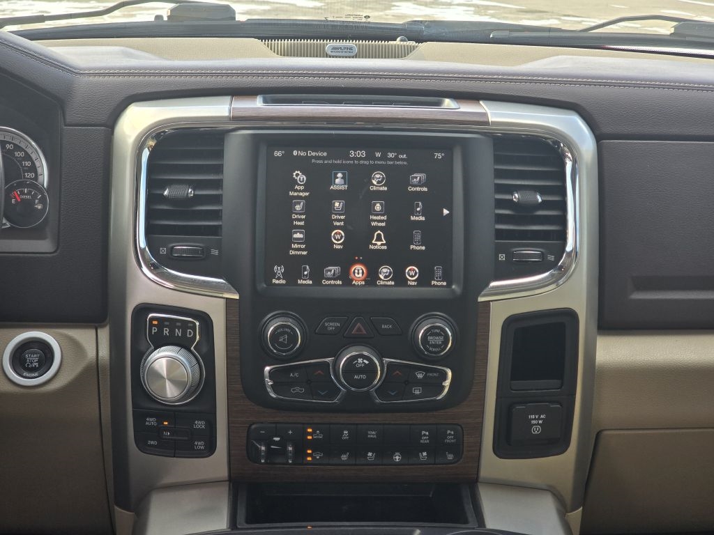 RAM 1500 4WD Crew Cab 140.5" Laramie 2015