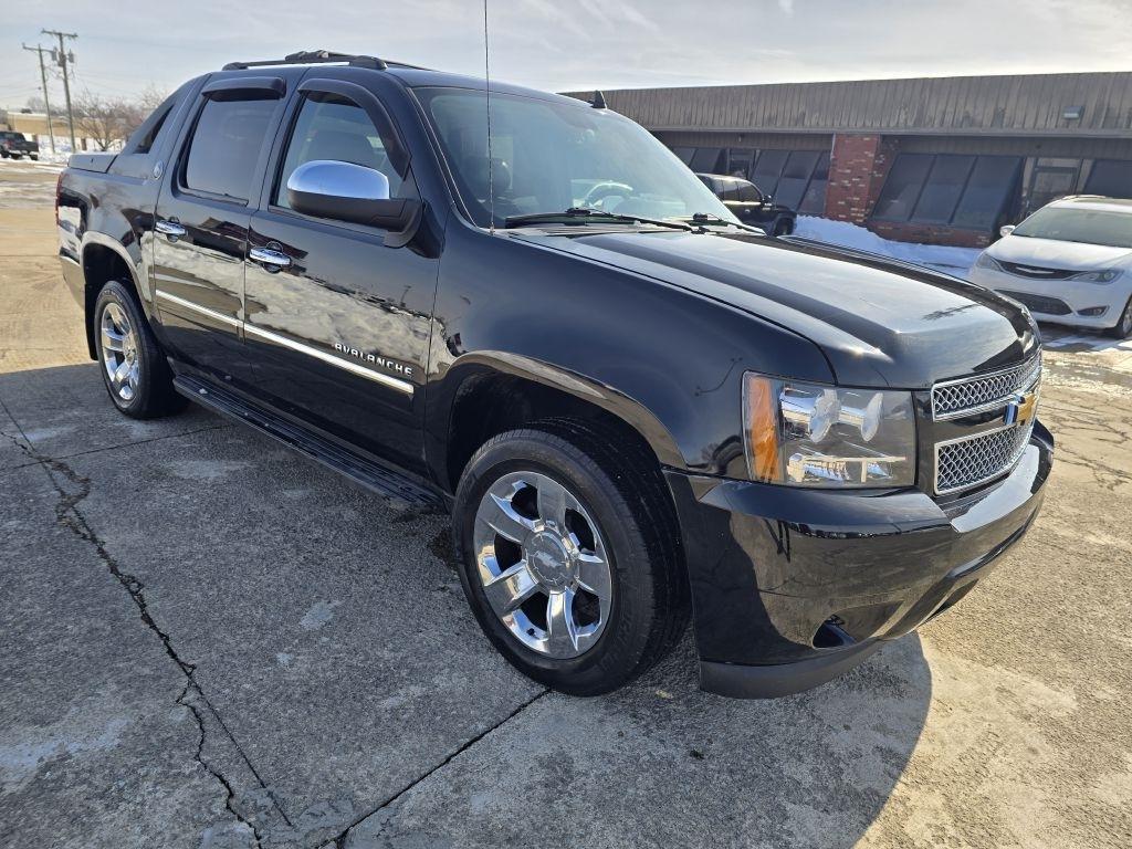 Chevrolet Avalanche 4WD Crew Cab LTZ 2013