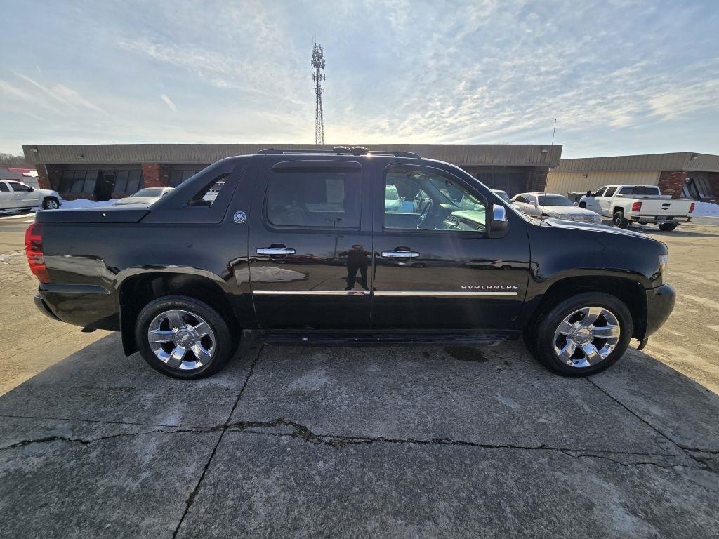 Chevrolet Avalanche 4WD Crew Cab LTZ 2013