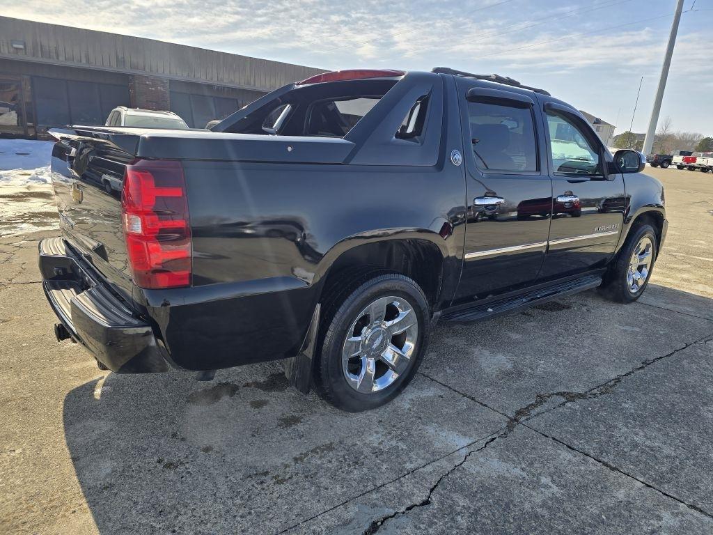 Chevrolet Avalanche 4WD Crew Cab LTZ 2013