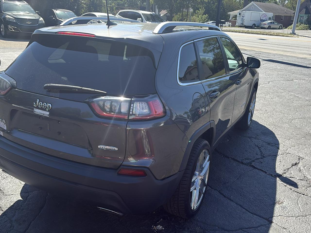 Jeep Cherokee photo 3