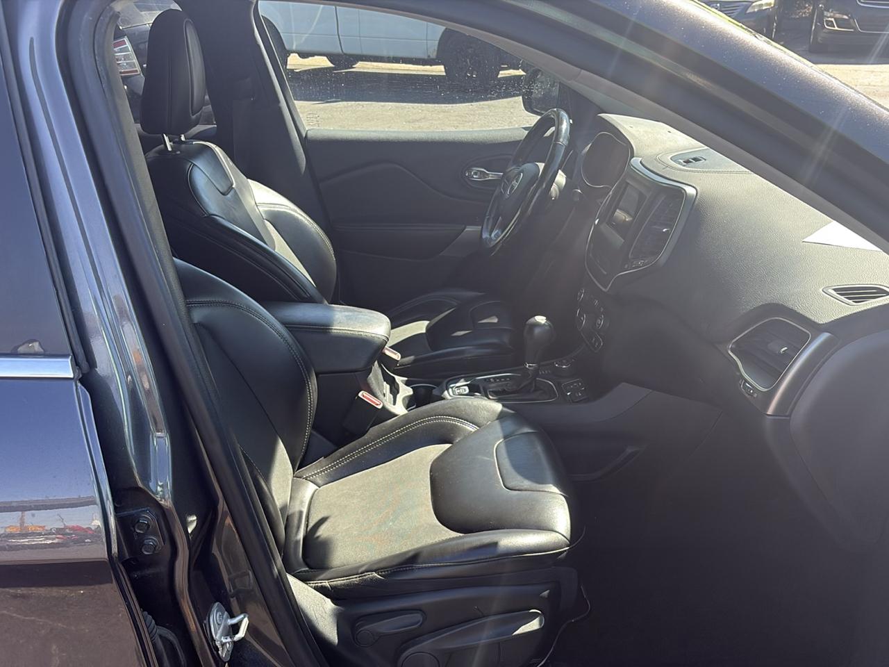 Jeep Cherokee photo 2