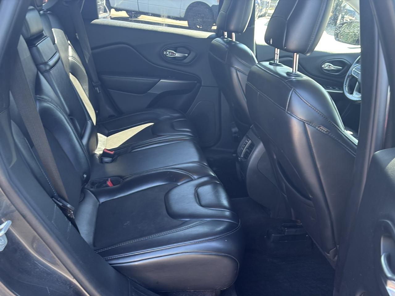 Jeep Cherokee photo 5