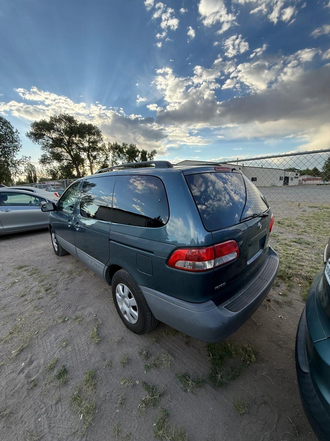 Toyota Sienna LE 2001