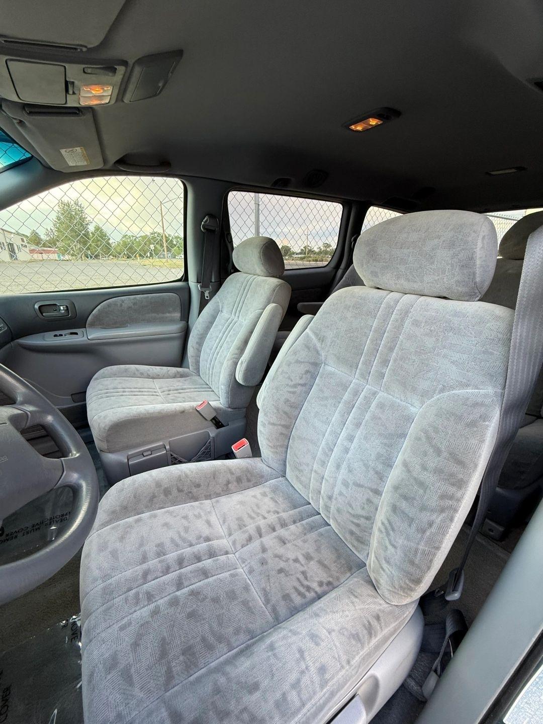 Toyota Sienna LE 2001