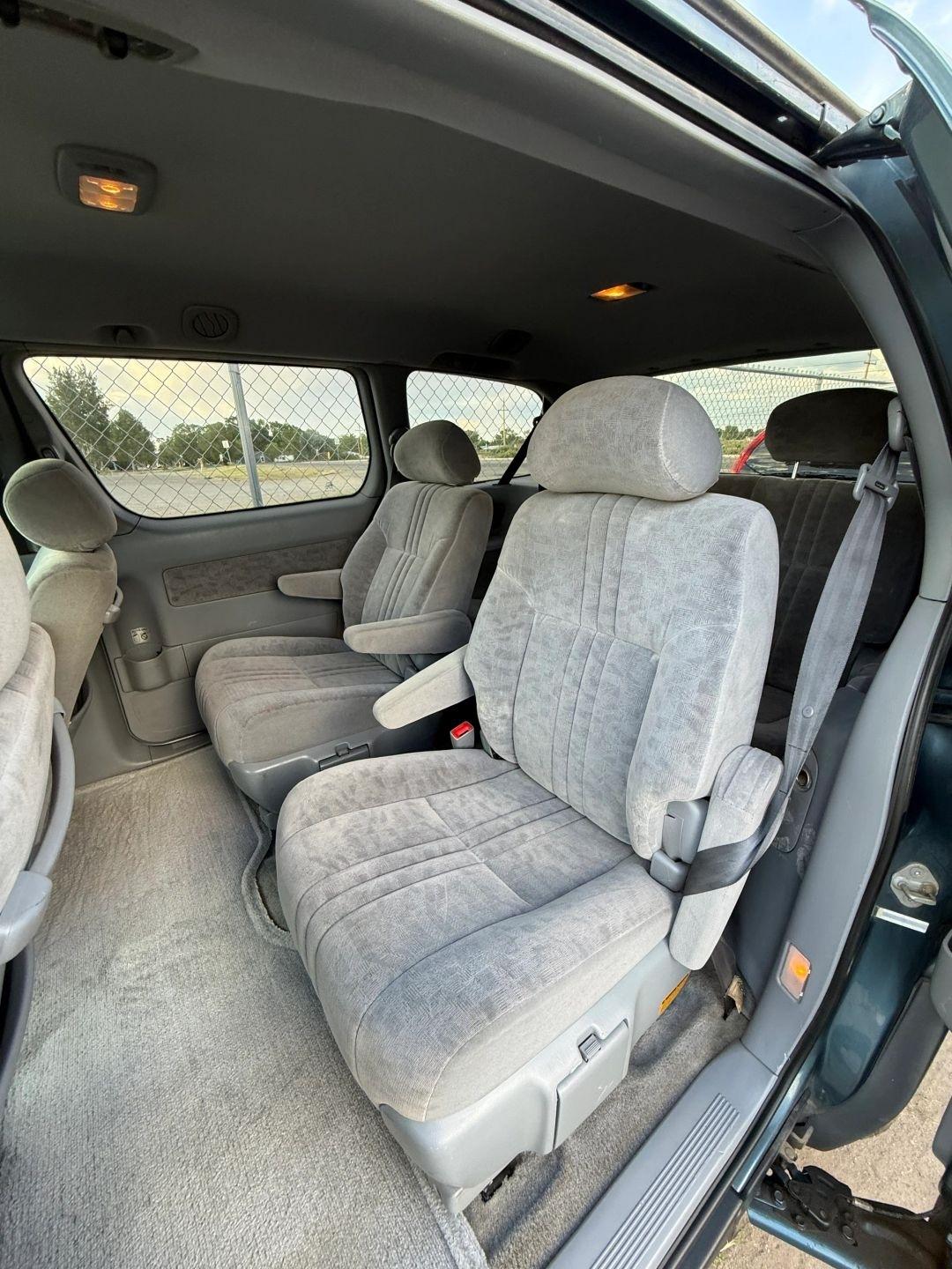 Toyota Sienna LE 2001