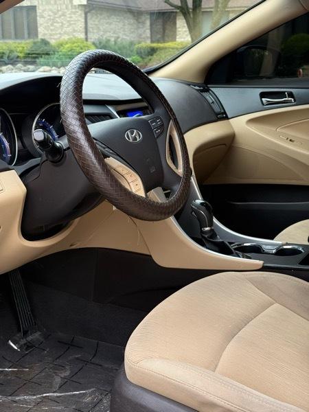 Hyundai Sonata 4dr Sdn 2.4L SE 2011