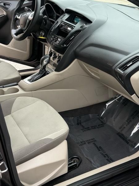 Ford Focus SE Sedan 2012