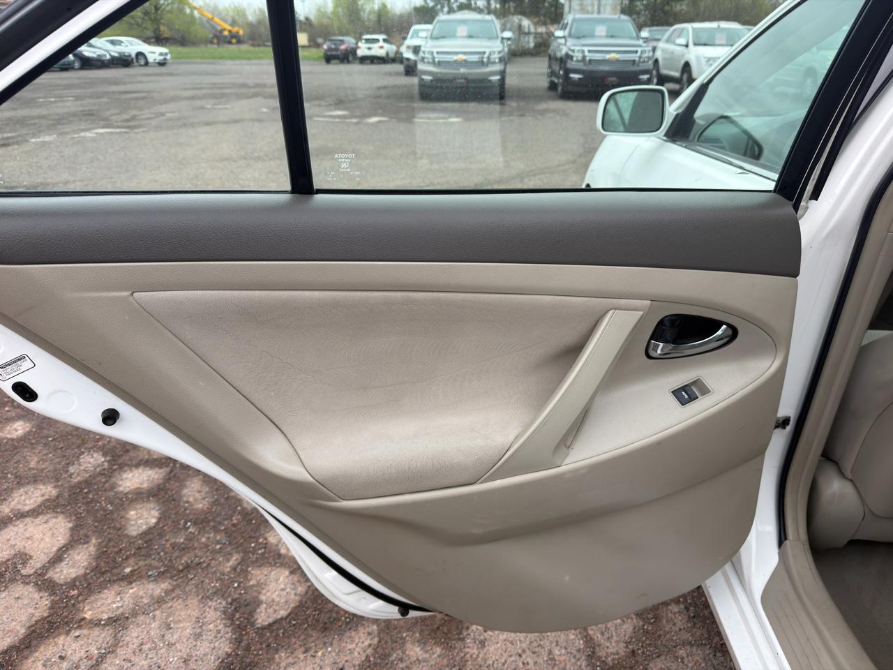 Toyota Camry Base 6-Spd AT 2011