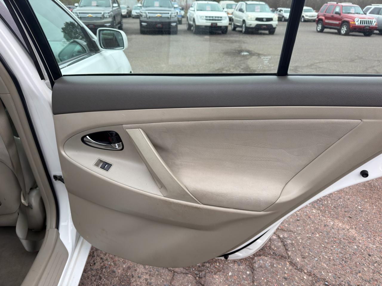 Toyota Camry Base 6-Spd AT 2011