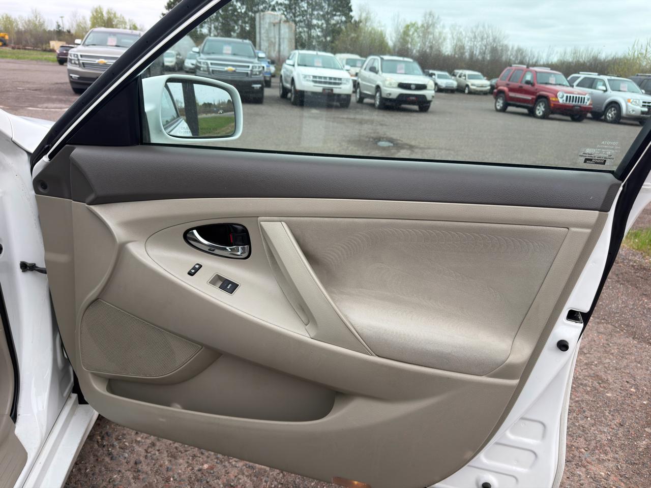 Toyota Camry Base 6-Spd AT 2011