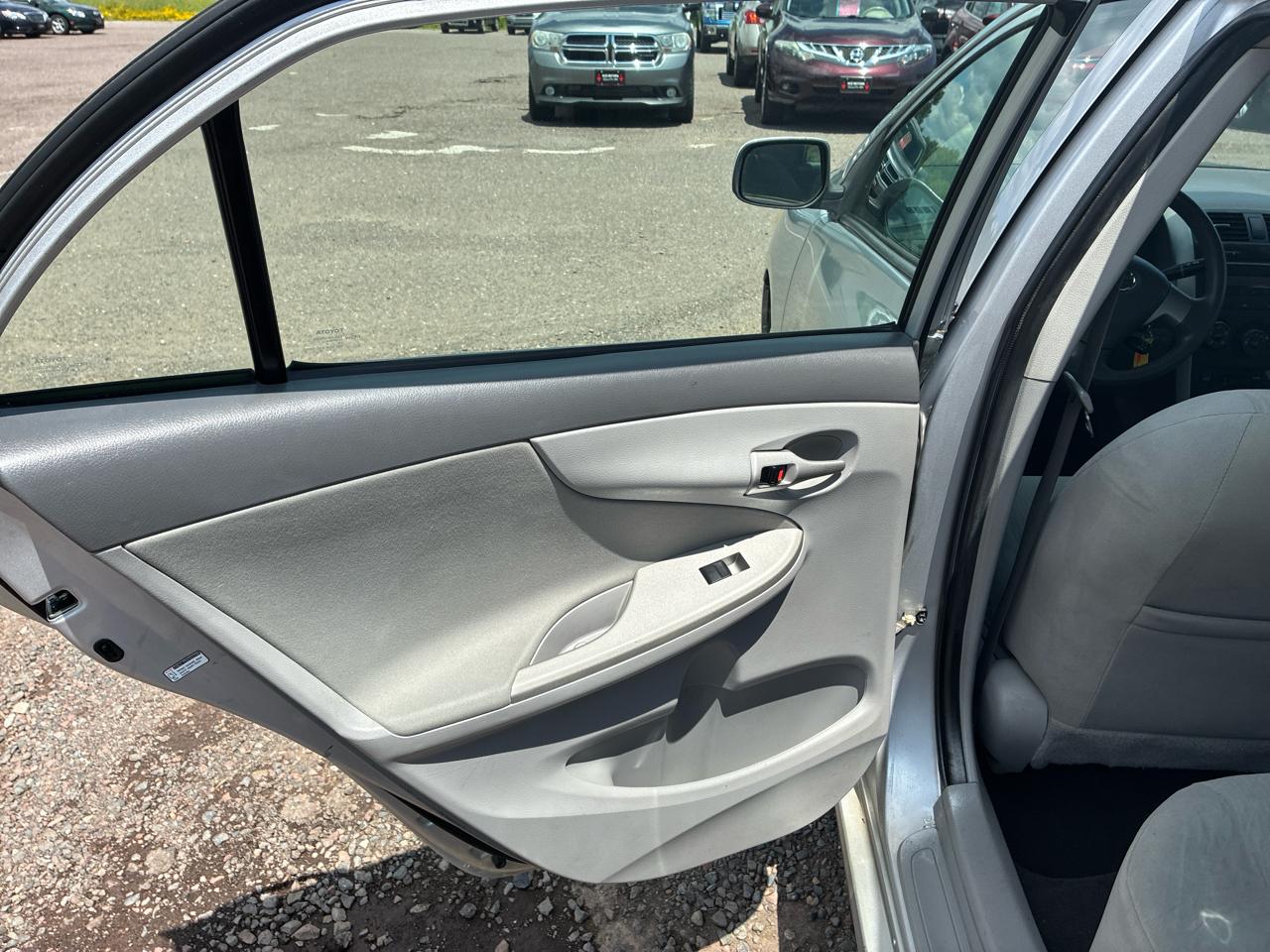 Toyota Corolla 4dr Sdn LE Auto 2010