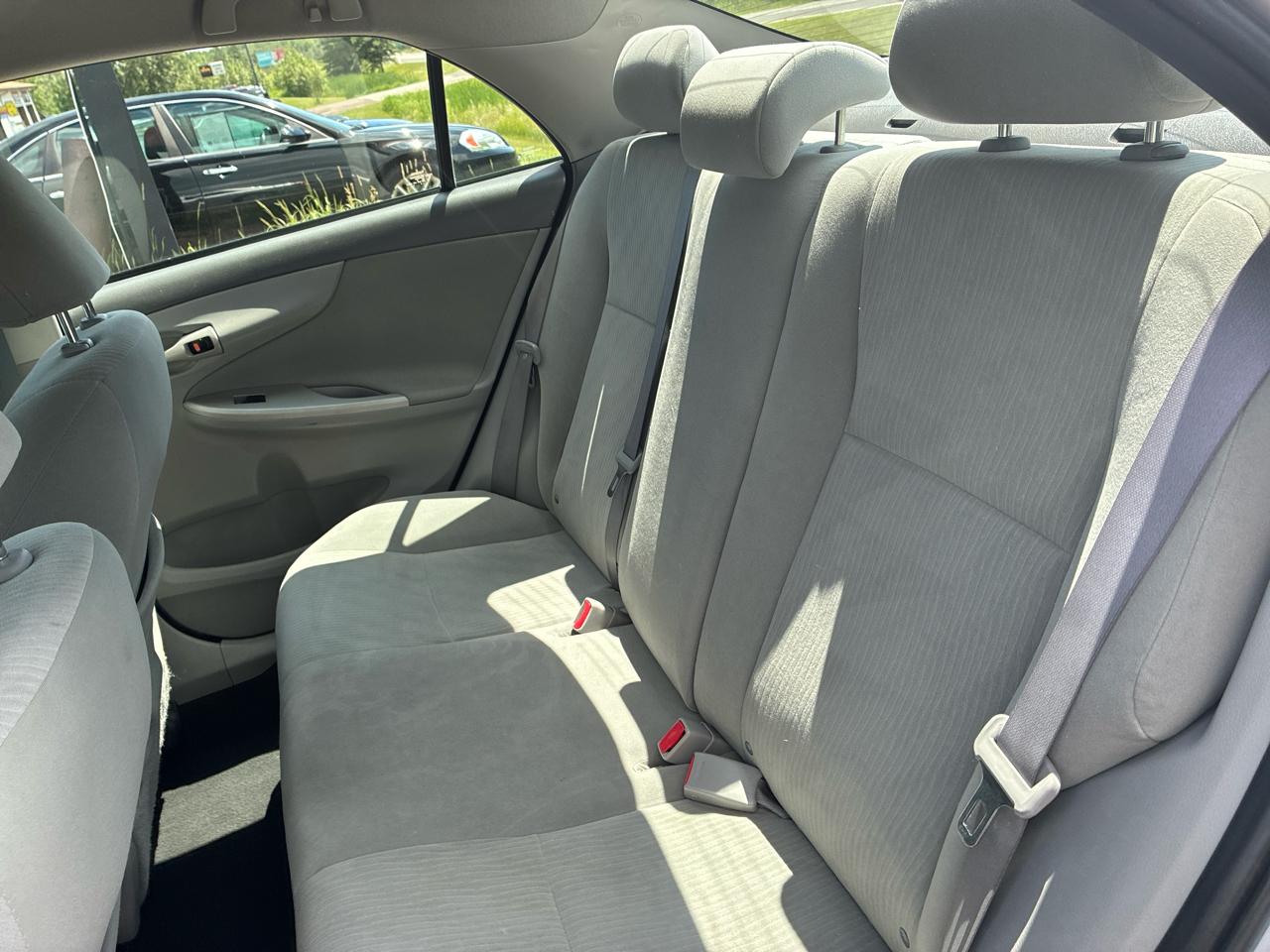 Toyota Corolla 4dr Sdn LE Auto 2010