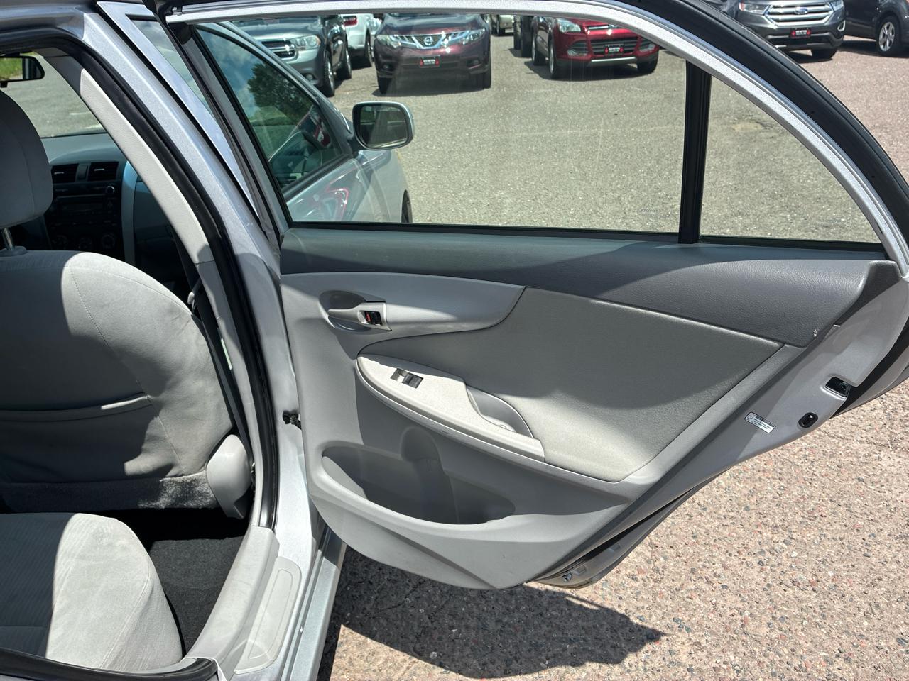 Toyota Corolla 4dr Sdn LE Auto 2010