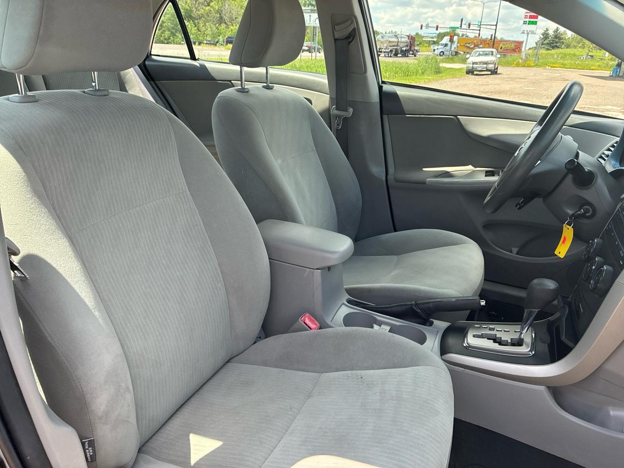 Toyota Corolla 4dr Sdn LE Auto 2010