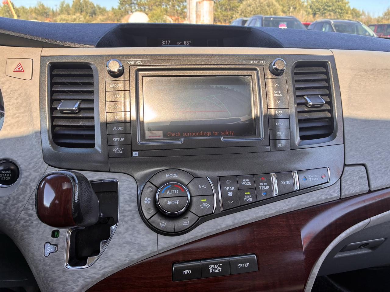 Toyota Sienna XLE AWD 7-Passenger V6 2012