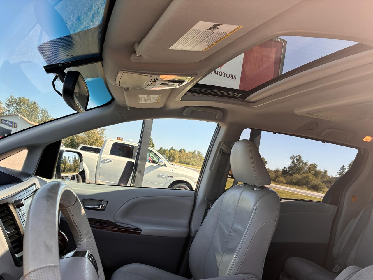 Toyota Sienna XLE AWD 7-Passenger V6 2012