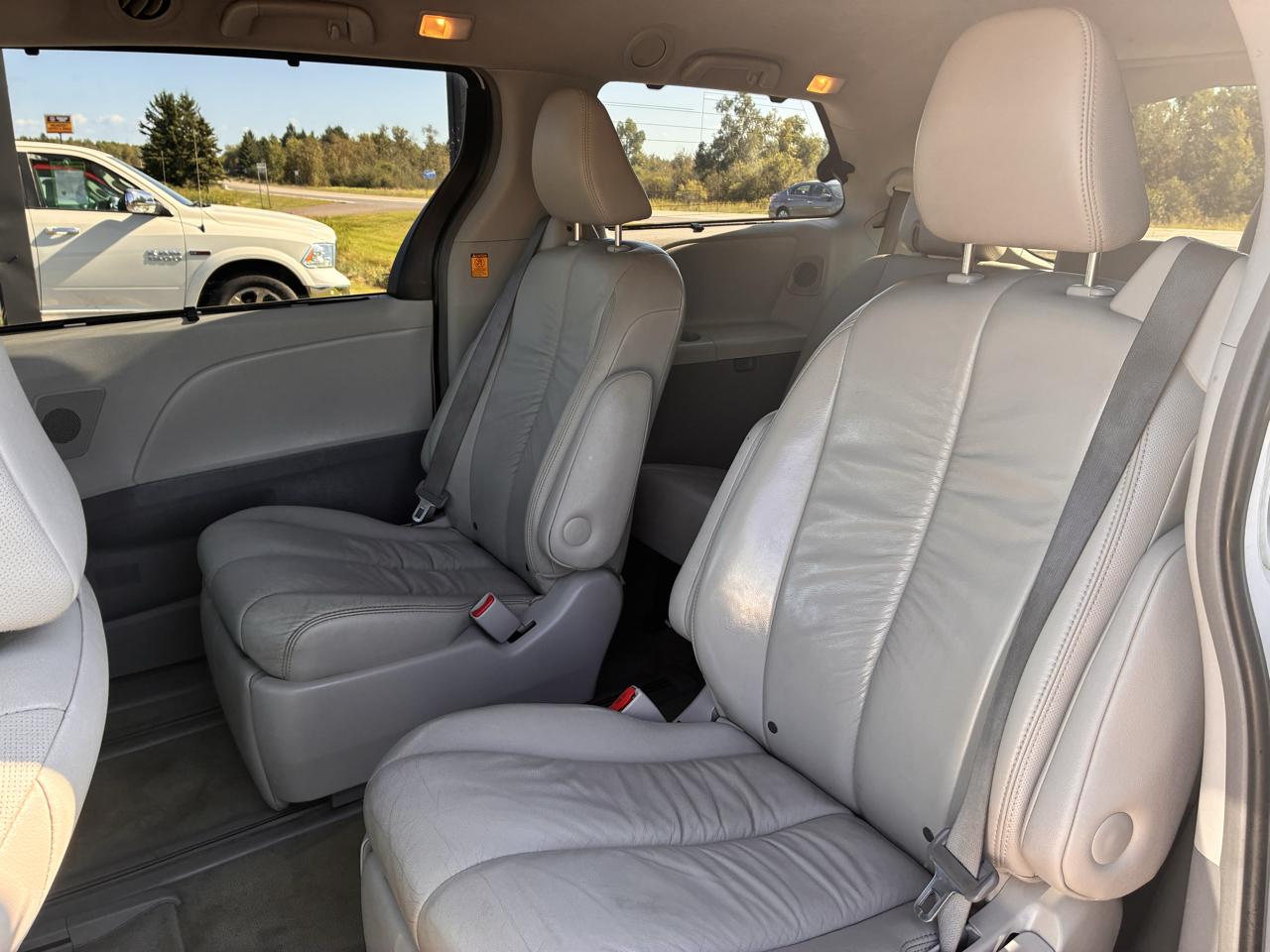 Toyota Sienna XLE AWD 7-Passenger V6 2012