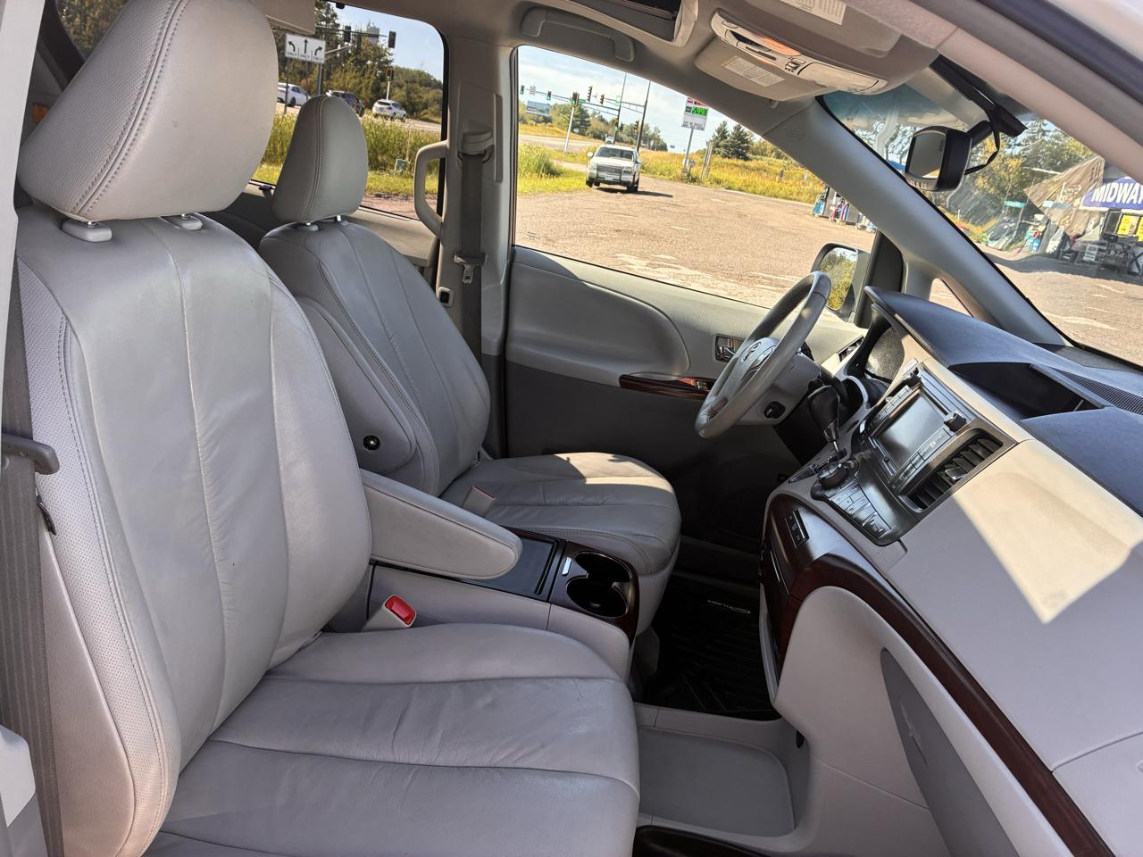 Toyota Sienna XLE AWD 7-Passenger V6 2012