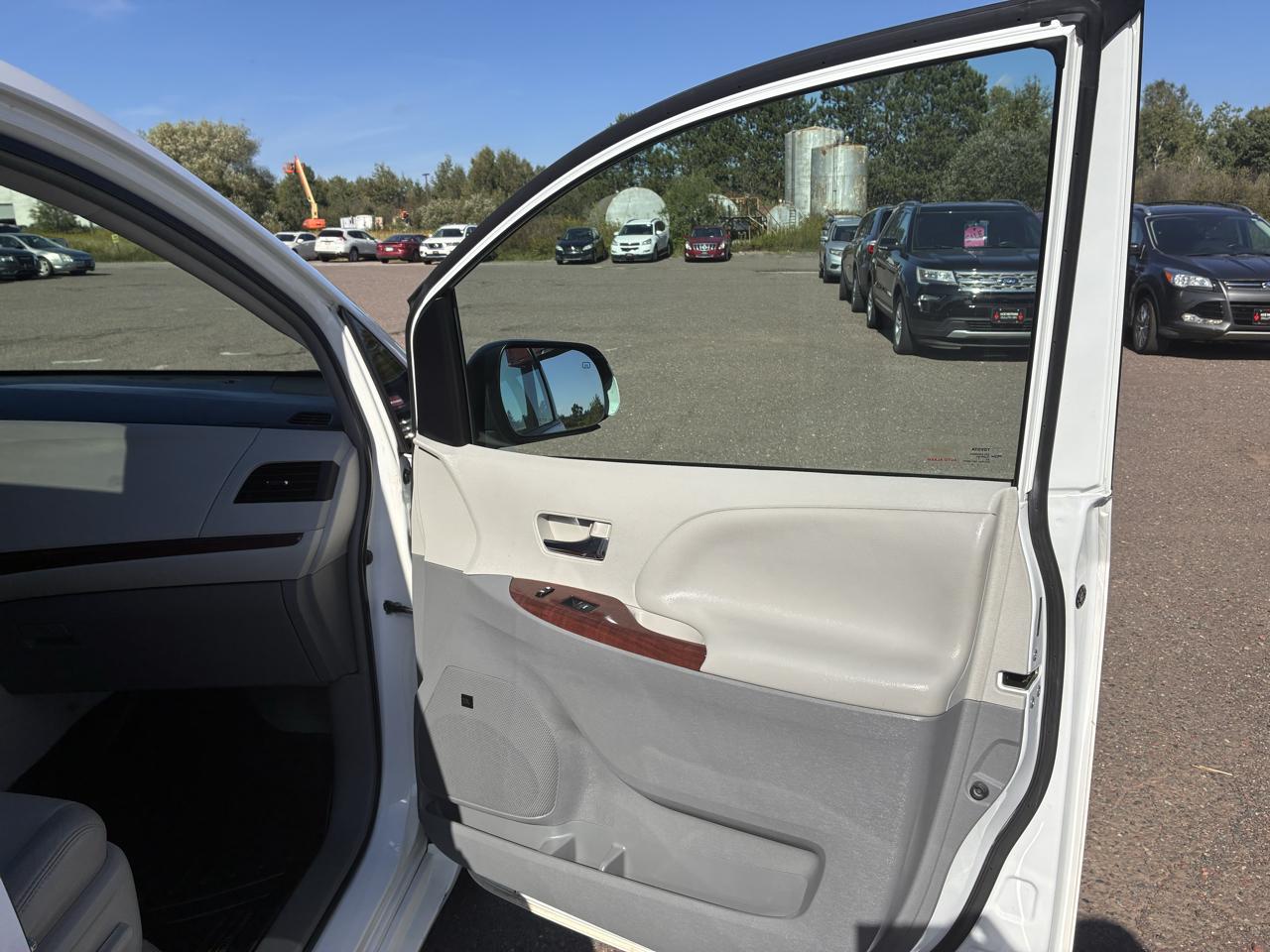 Toyota Sienna XLE AWD 7-Passenger V6 2012