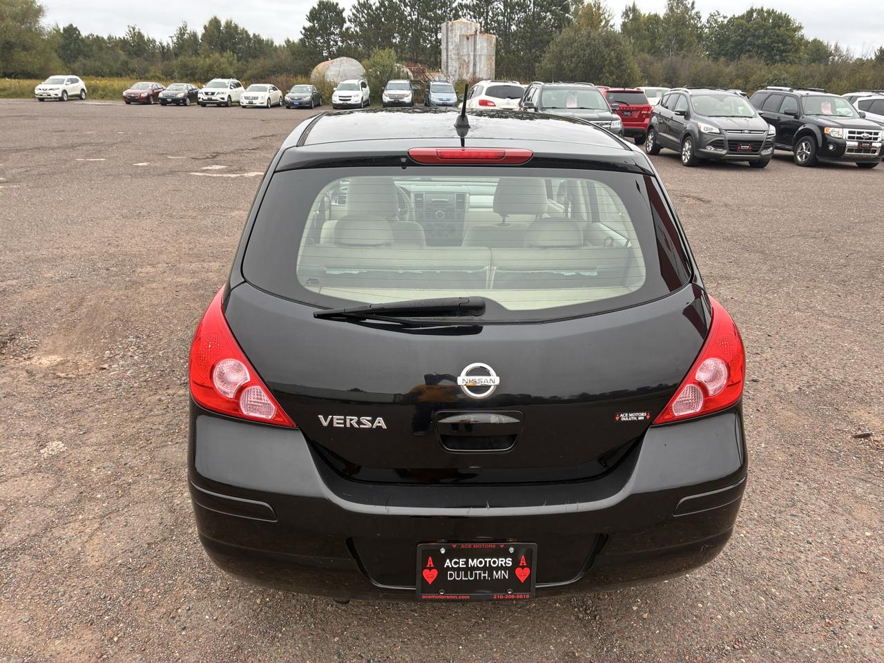 Nissan Versa 1.8 S Hatchback 2009