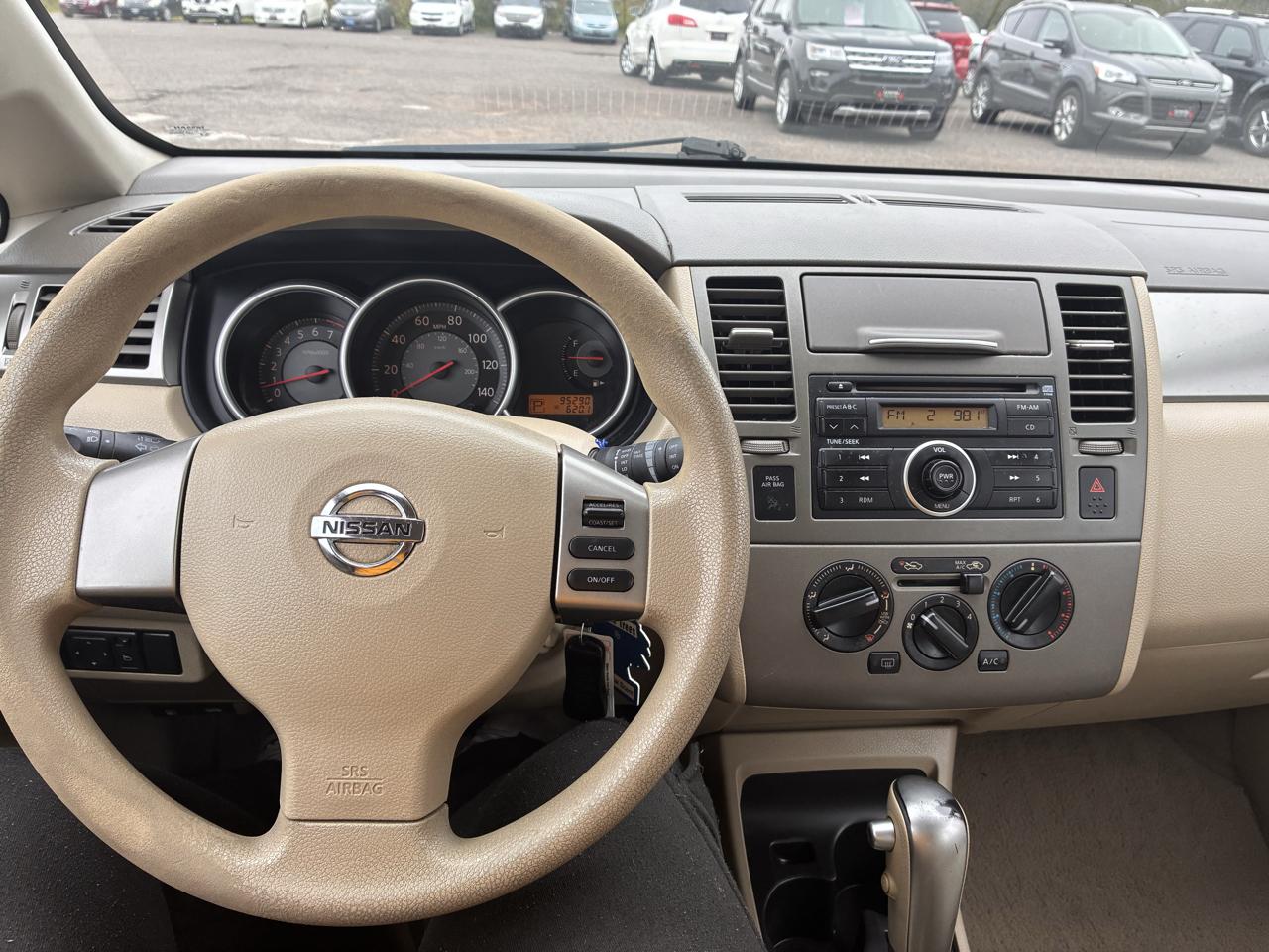 Nissan Versa 1.8 S Hatchback 2009