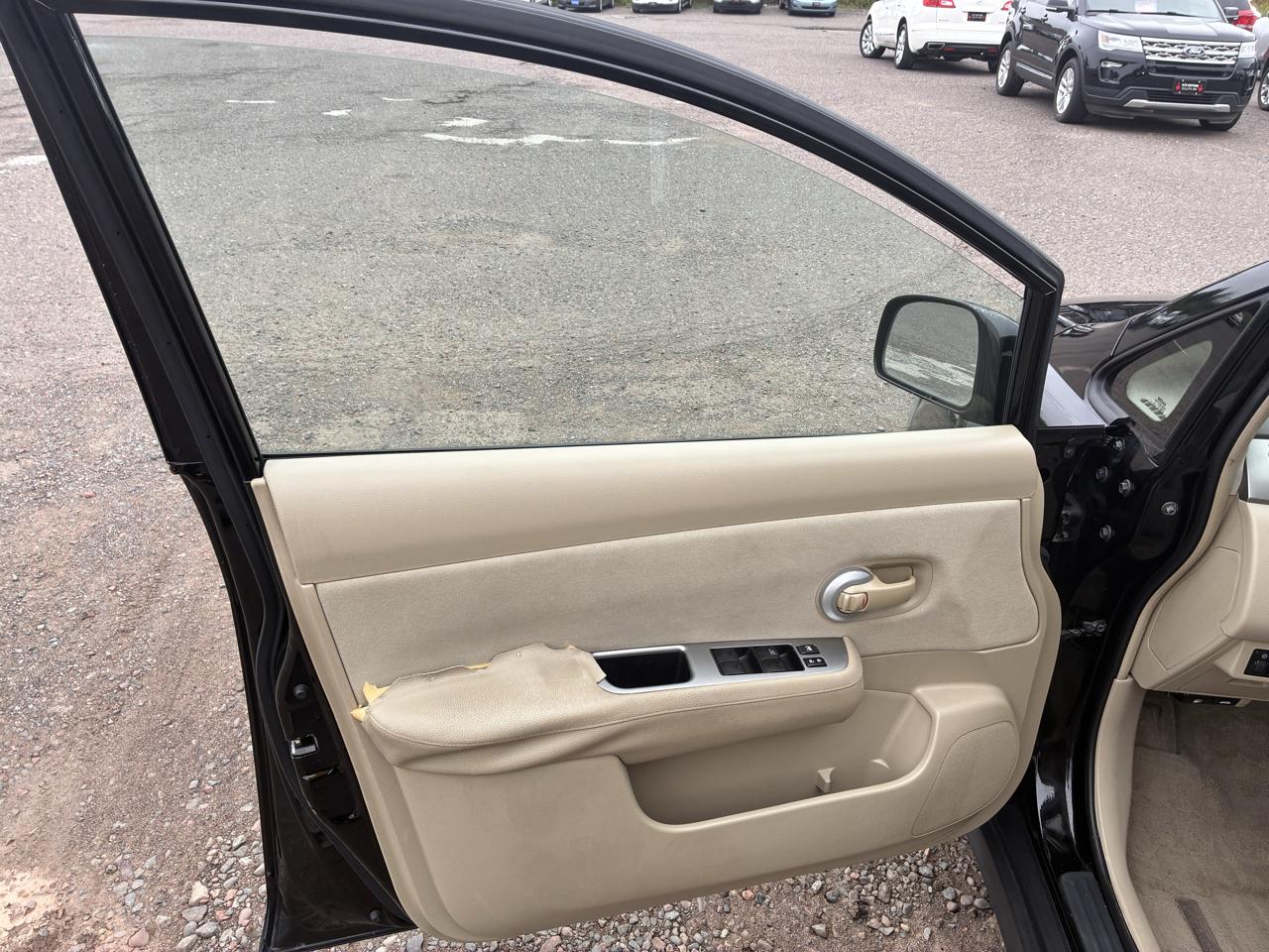 Nissan Versa 1.8 S Hatchback 2009