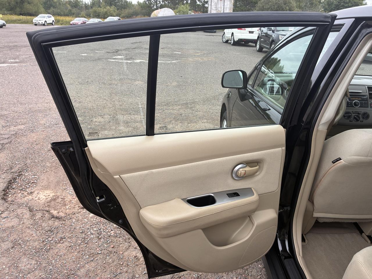 Nissan Versa 1.8 S Hatchback 2009