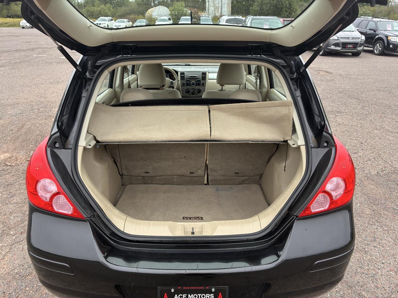 Nissan Versa 1.8 S Hatchback 2009