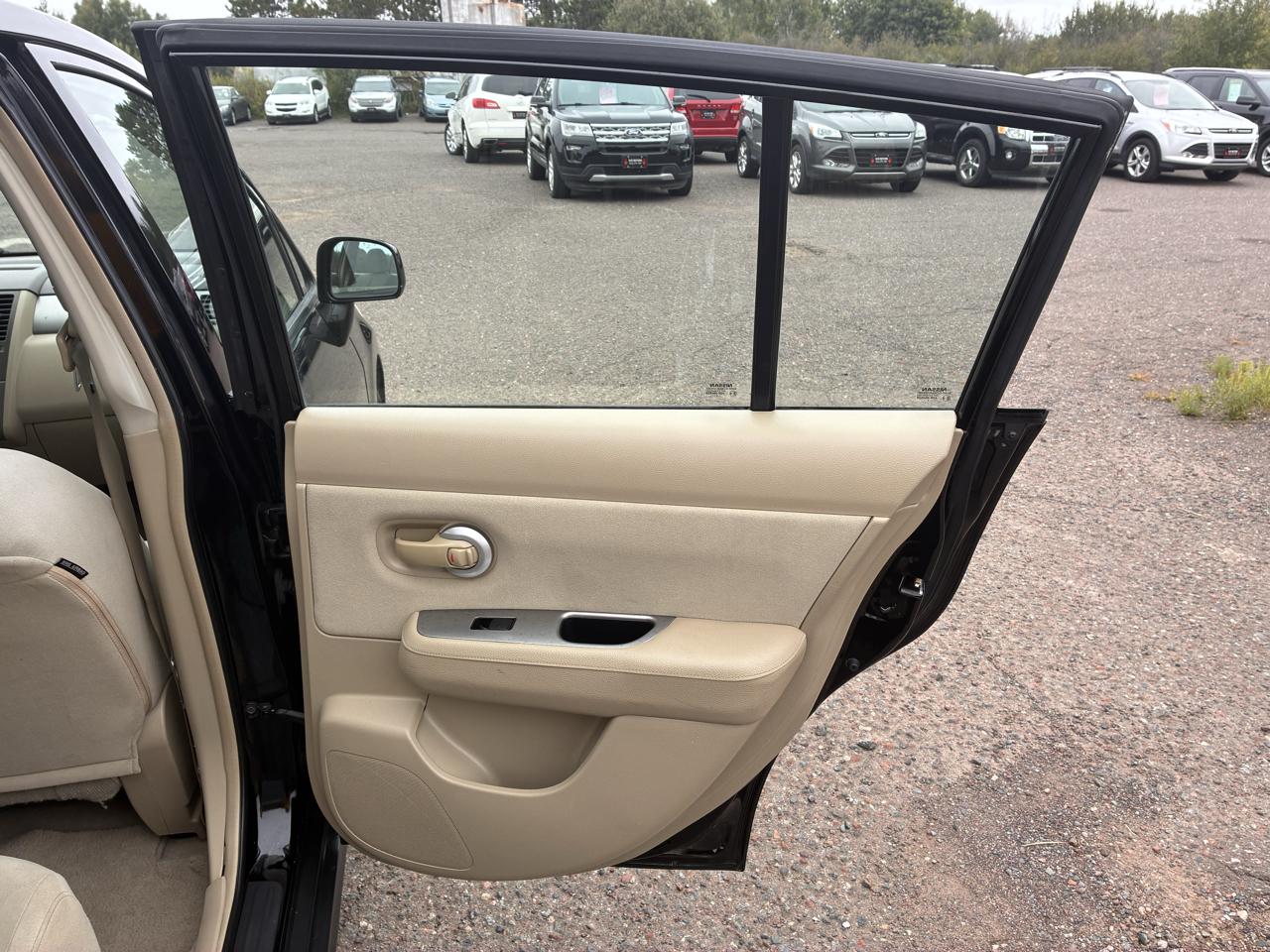 Nissan Versa 1.8 S Hatchback 2009