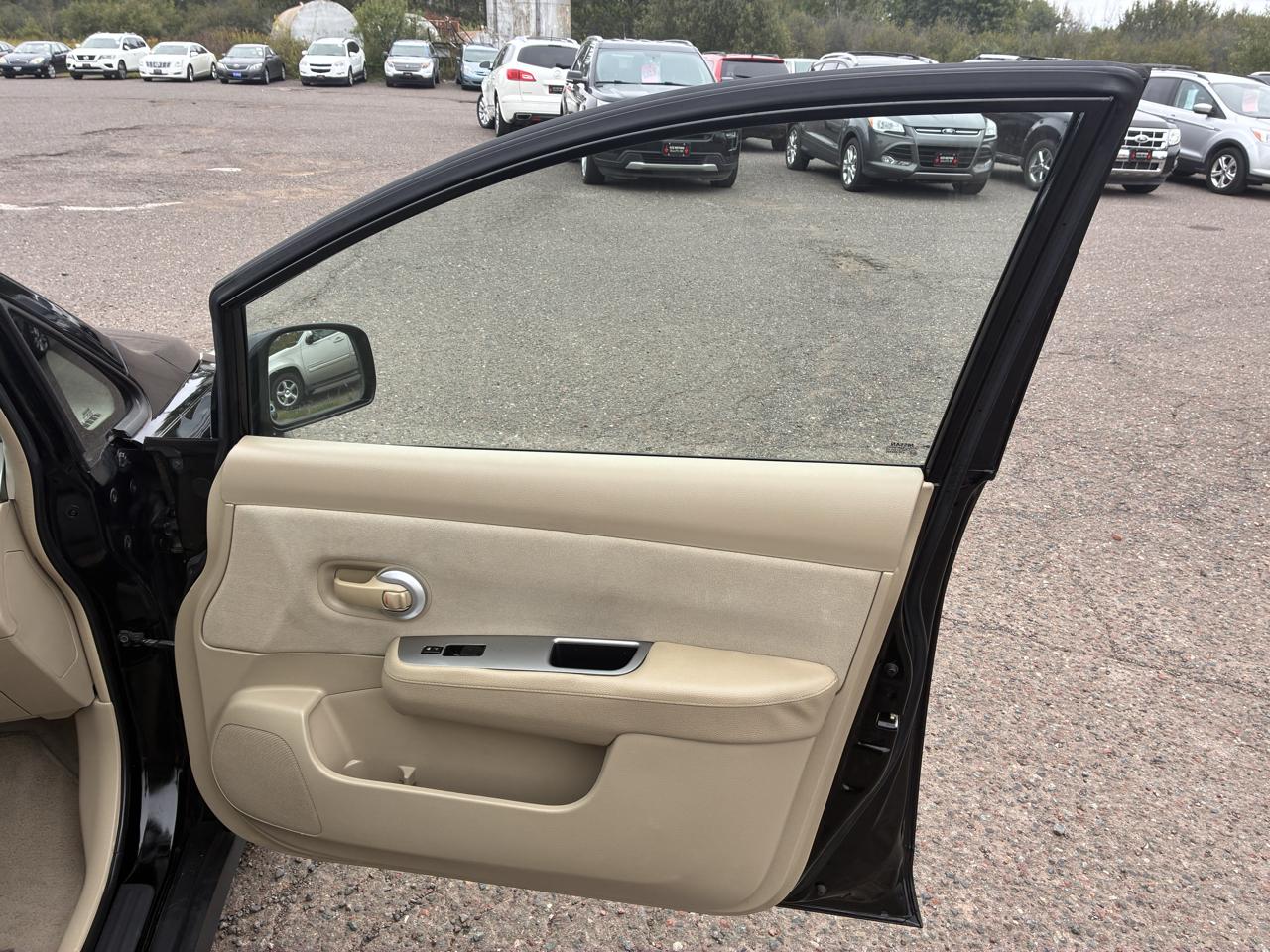 Nissan Versa 1.8 S Hatchback 2009