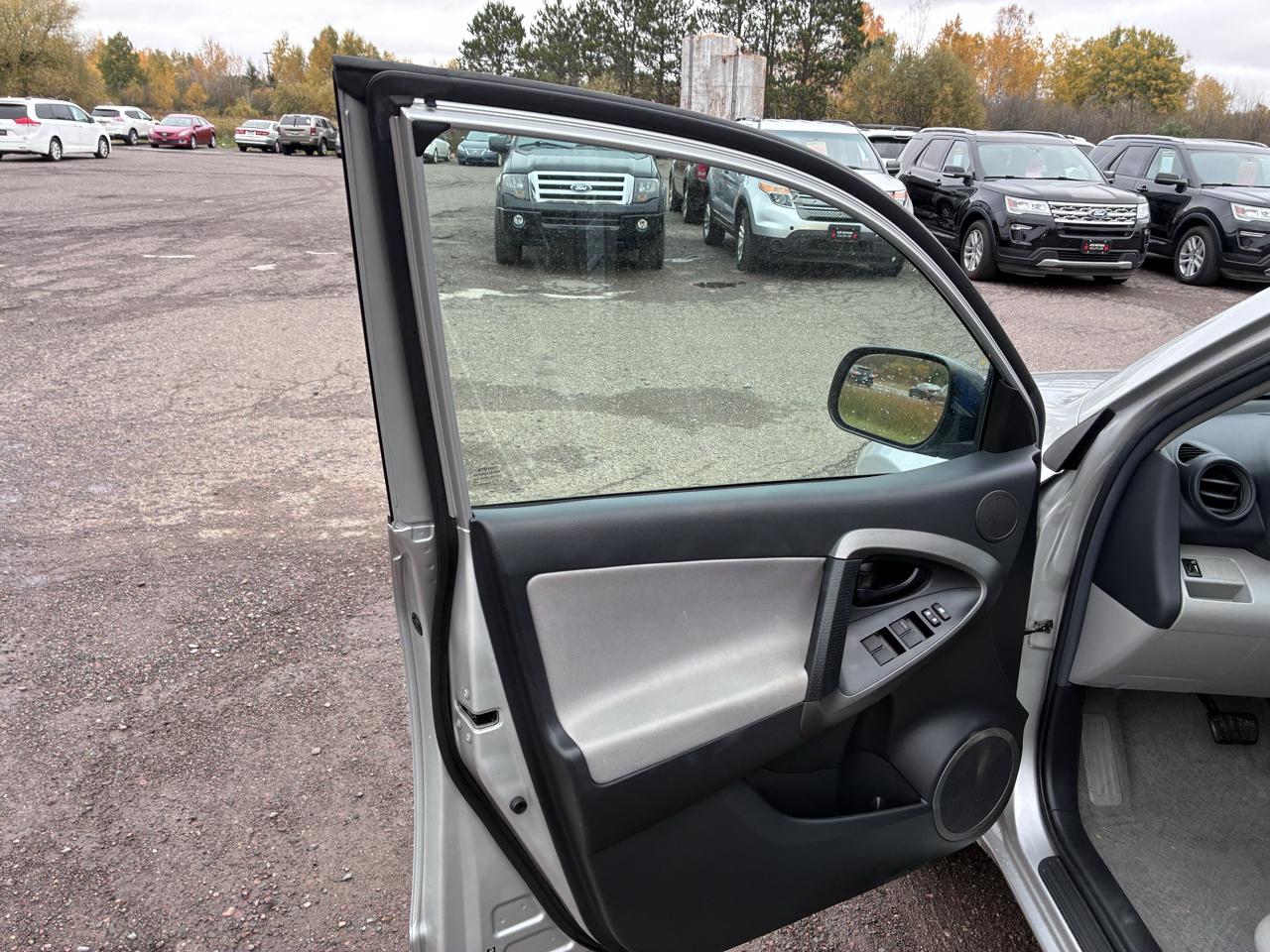 Toyota RAV4 Base I4 4WD 2012