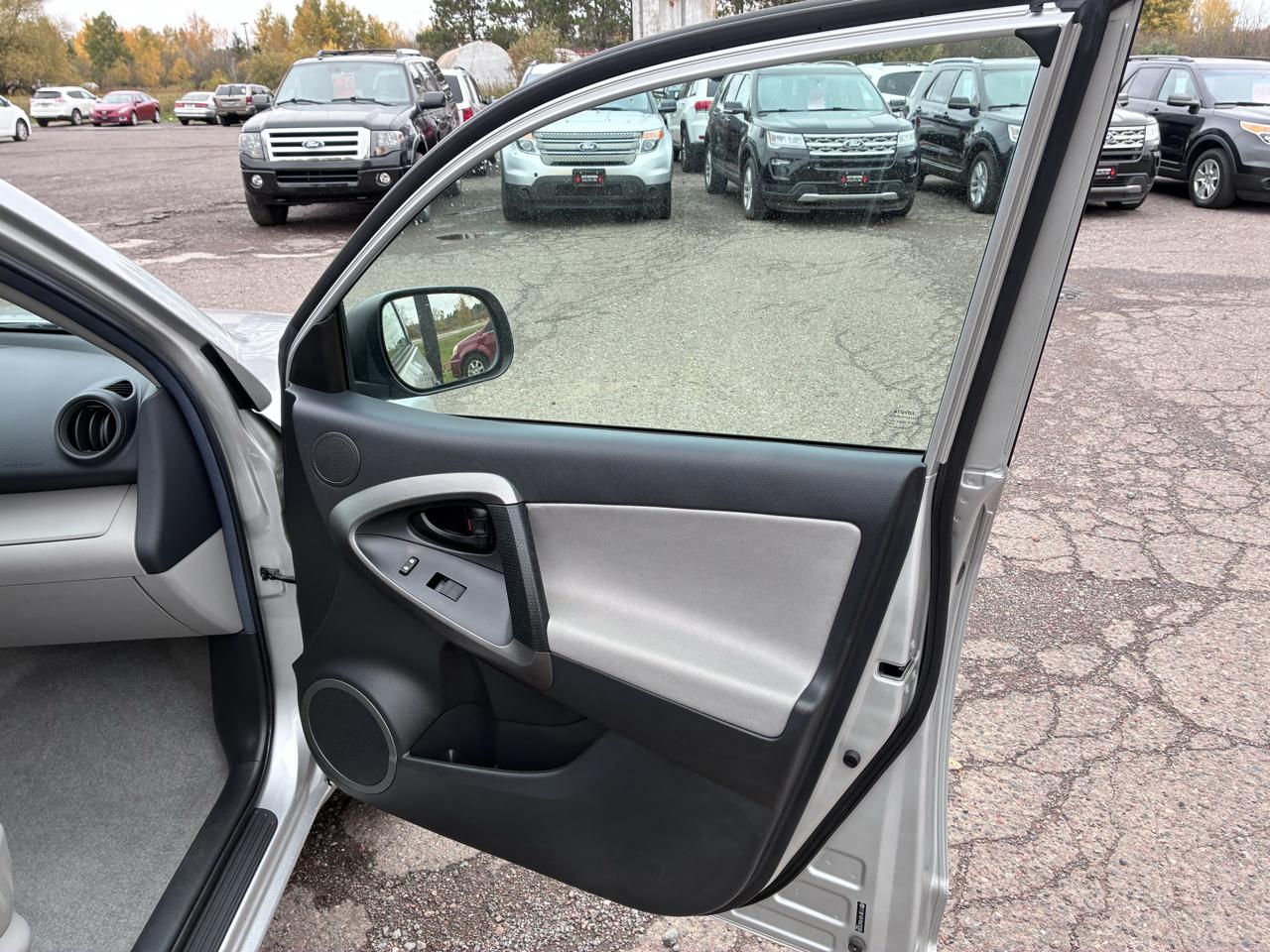 Toyota RAV4 Base I4 4WD 2012
