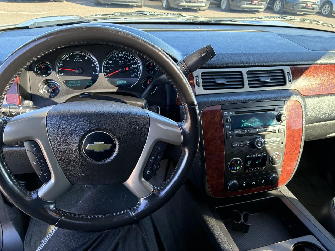 Chevrolet Suburban LT 1500 4WD 2014