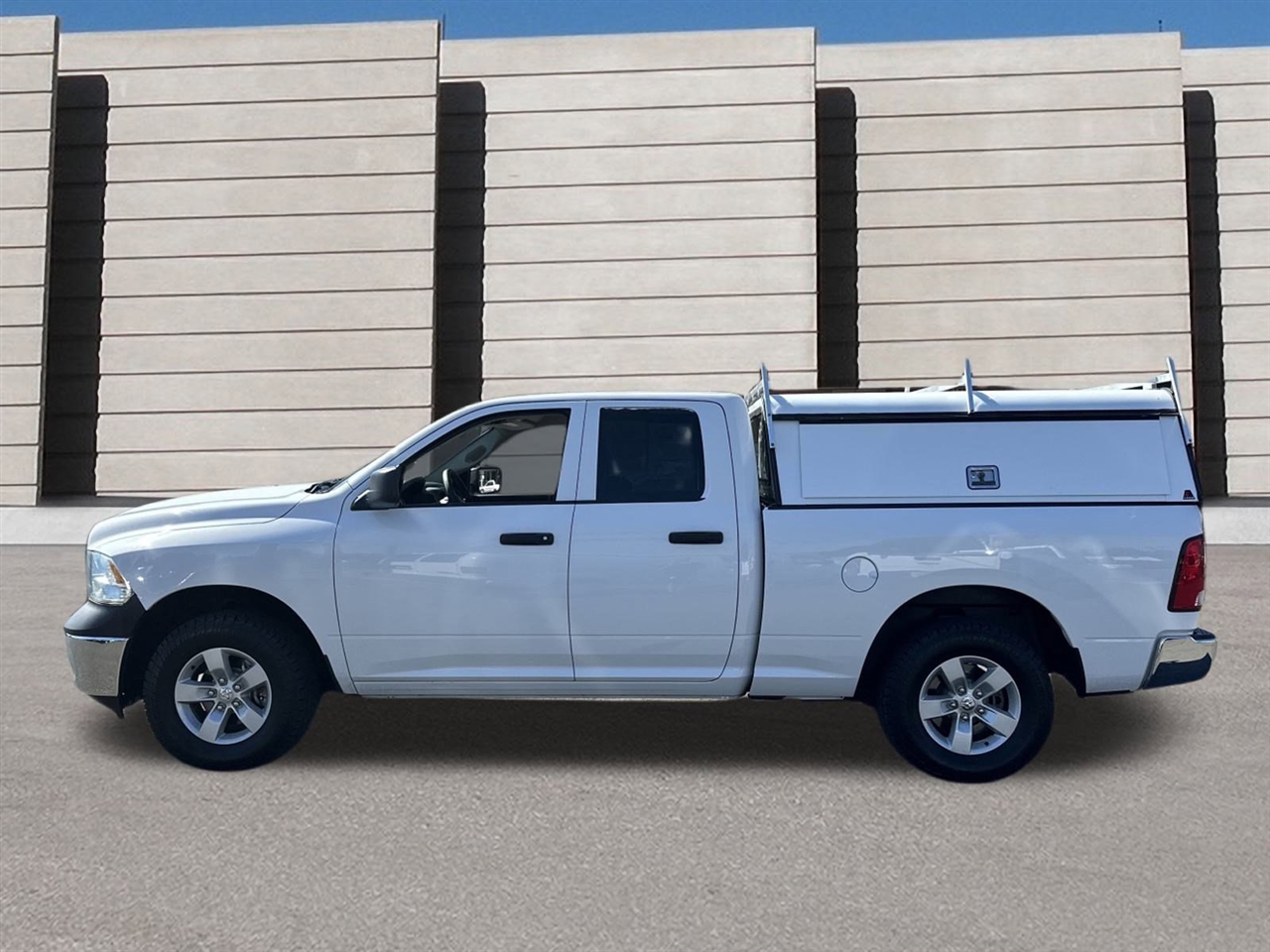 RAM 1500 Tradesman Quad Cab 4WD 2017 RAM 1500 Tradesman Quad Cab 4WD 2017