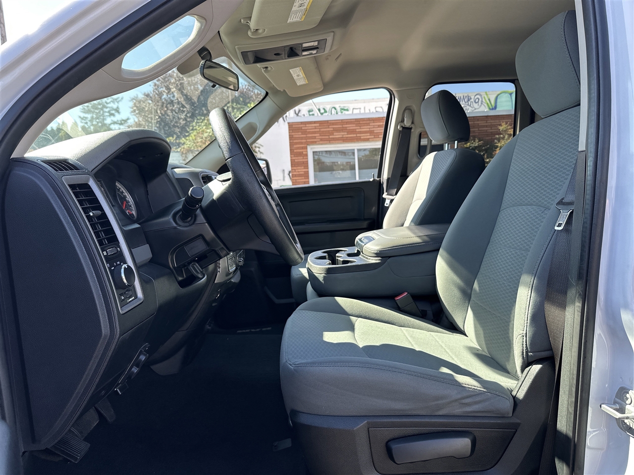 RAM 1500 Tradesman Quad Cab 4WD 2017 RAM 1500 Tradesman Quad Cab 4WD 2017