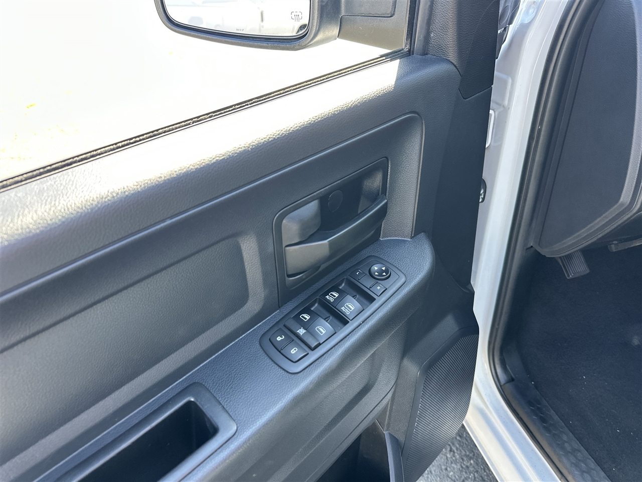 RAM 1500 Tradesman Quad Cab 4WD 2017 RAM 1500 Tradesman Quad Cab 4WD 2017